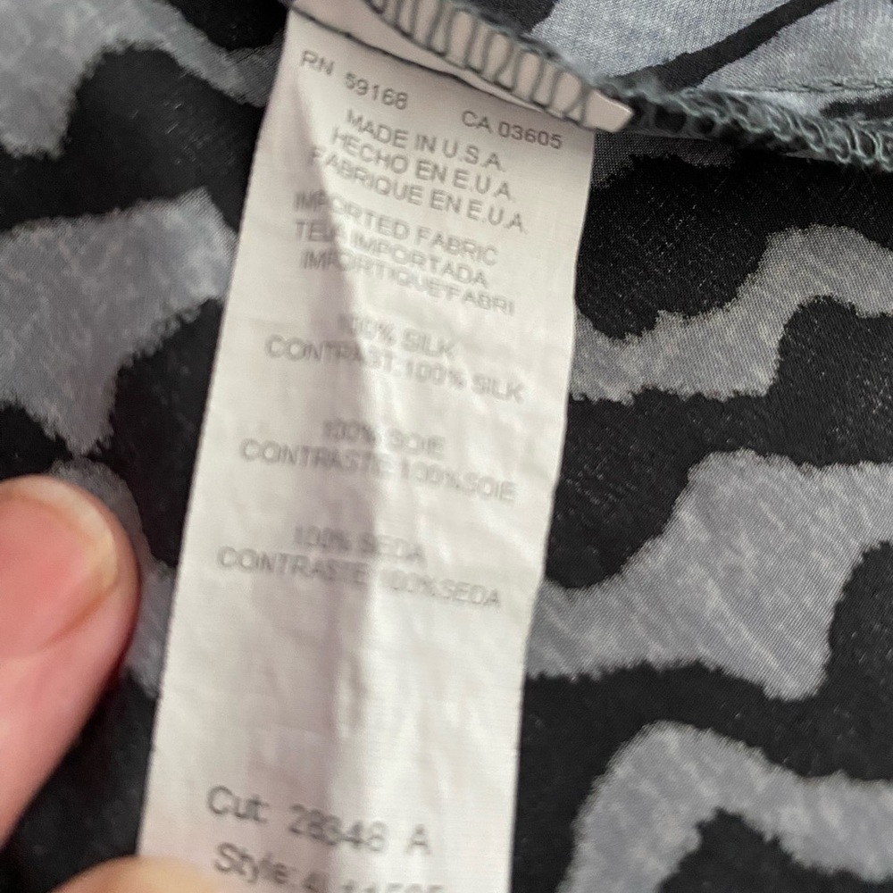 Karen Kane Gray and Black Geometric Print Top - Size Medium - Picture 13 of 14